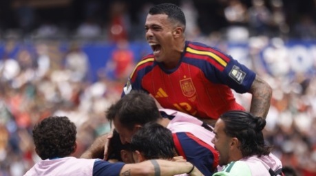Pedro Porro jubelt mit seinen Teamkollegen über das 2:1 für Spanien im WM-Viertelfinale gegen Belgien in Los Angeles. Foto: EPA/Christopher Torres