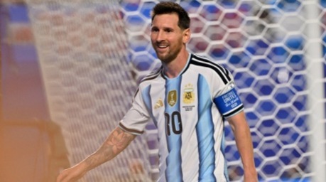 Lionel Messi beobachtet das Spiel während der WM-Gruppenpartie zwischen Argentinien und Algerien in Kansas City. Foto: epa/Amy Kontras