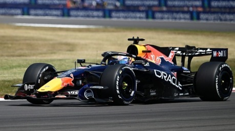 Red-Bull-Pilot Max Verstappen fährt im Training zum Großen Preis von Großbritannien auf dem Silverstone Circuit. Foto: Peter Powell/epa