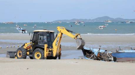 Ein Bagger beginnt am Strand von Nord-Pattaya mit der Zerlegung des bei einem Sturm gesunkenen Boots. Bild: TMN.TV