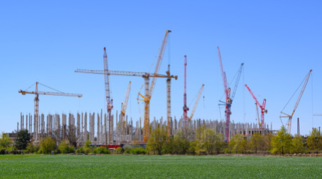 Mehrere Kräne stehen auf der Baustelle eines Rechenzentrums der Schwarz-Gruppe in Lübbenau. Der Ausbau digitaler Infrastruktur stößt in Deutschland auf breite Zustimmung. Foto: dpa/Patrick Pleul