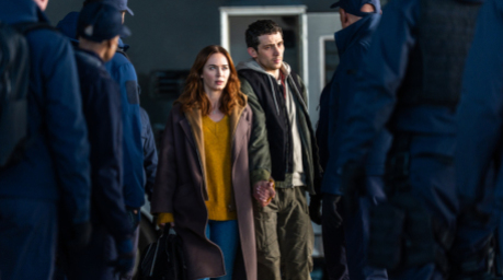 Emily Blunt und Josh O'Connor in einer Szene aus dem Film „Disclosure Day – Der Tag der Wahrheit“. Foto: Niko Tavernise/Universal Pictures/dpa