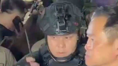 Der als „Leutnant Nat“ bekannte Chitphong Khattaphong (links) informiert Vizepremierminister und Innenminister Anutin Charnvirakul am Brandort, obwohl er keine offizielle Funktion bei dem Einsatz hatte. Foto: Khaosod