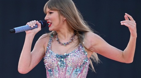 Die amerikanische Sängerin und Songschreiberin Taylor Swift tritt während der ersten Nacht der The Eras Tour in Australien im Melbourne Cricket Ground auf. Foto: EPA-EFE/Joel Carrett