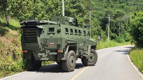 Ein gepanzertes Fahrzeug der Grenzschutzpolizei sichert den Ort eines Bombenanschlags am Straßenrand in der Provinz Yala im Süden Thailands. Foto: epa/Nakharin Chinnawornkomol