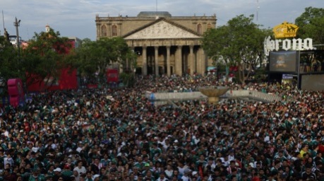 Mexikanische Fans verfolgen in Guadalajara die Live-Übertragung des wegen eines Gewitters verzögerten WM-Spiels gegen Ecuador. Foto: EPA/Francisco Guasco