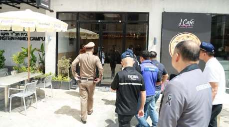 Einsatzkräfte betreten das Chabad House in Patong, um Genehmigungen und die Nutzung des Gebäudes zu überprüfen. Bild: Phuket Info Center