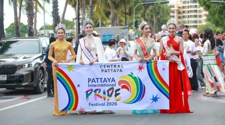 Angeführt von Schönheitsköniginnen und Titelträgerinnen setzte die Pride-Parade ein farbenfrohes Zeichen für Vielfalt und Gleichberechtigung in Pattaya. Bild: TMN.TV