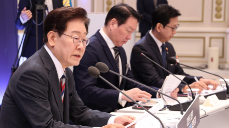 Südkoreas Präsident Lee Jae Myung stellt in Seoul neue Megaprojekte zur Förderung von Halbleitern und KI vor. Foto: YNA/Pool/dpa