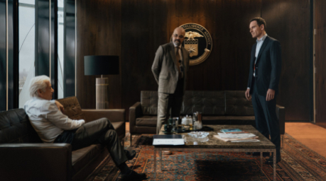 Richard Gere, Jeffrey Wright und Michael Fassbender in einer Szene der zweiten Staffel der Spionageserie The Agency. Foto: Paramount+/dpa
