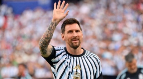Lionel Messi winkt den Fans beim Aufwärmen vor dem WM-Gruppenspiel zwischen Argentinien und Algerien in Kansas City zu. Foto: epa/Amy Kontras