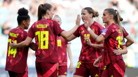WM-Qualifikation Europa Frauen, Slowenien - Deutschland. Liga A, Gruppe D, 6. Spieltag: Shekiera Martinez (l, Deutschland) feiert mit ihrer Mannschaft nach ihrem Tor zum 0:2. Foto: Ales Fevzer/dpa