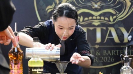 Eine Teilnehmerin präsentiert beim Mixology-Wettbewerb ihr Cocktailrezept vor der internationalen Fachjury. Bild TMN.TV