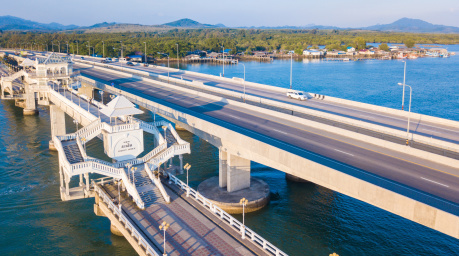 Zwischen der Sarasin-Brücke und dem Kontrollpunkt Tha Chatchai wird ein möglicher Straßenausbau untersucht. Foto: Sunanta/Adobe Stock