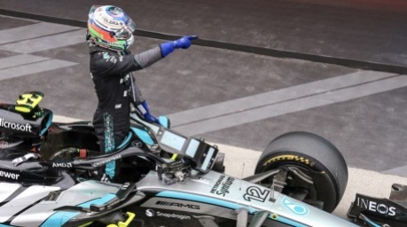 Mercedes-Pilot Andrea Kimi Antonelli steigt nach seinem Sieg beim Großen Preis von Kanada im Parc fermé aus seinem Formel-1-Wagen. Foto: epa/Cristobal Herrera-ulashkevich