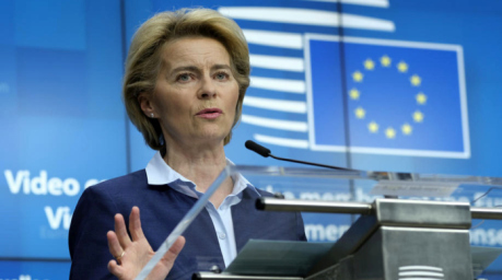 Die Präsidentin der Europäischen Kommission, Ursula von der Leyen, spricht während einer Pressekonferenz. Foto: epa/Olivier Hoslet