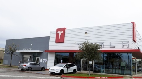 Ein Tesla ist vor dem Tesla-Servicezentrum in Austin, Texas, USA, geparkt. Foto: EPA-EFE/Adam Davis