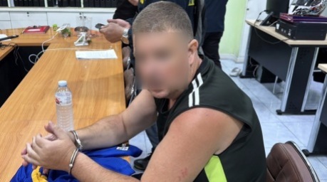 Der australische Tatverdächtige während einer Vernehmung bei der thailändischen Polizei. Foto: epa/Amporn Sangkaew