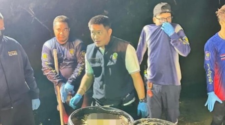 Ermittler der Polizei am Leichenfundort in Pattaya. Foto: Pattaya Rescue