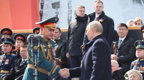 Russischer Präsident Wladimir Putin und der amtierende Verteidigungsminister Sergej Schoigu (L). Foto: epa/Mikhael Klimentyev/sputnik