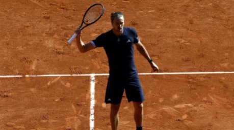 Alexander Zverev jubelt nach seinem Sieg im Halbfinale der French Open gegen den Tschechen Jakub Menšík in Paris. Foto: epa/Yoan Valat
