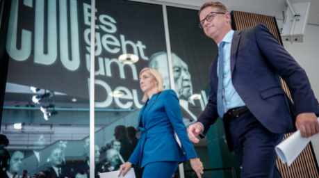 CDU-Generalsekretär Carsten Linnemann und Bundesgesundheitsministerin Nina Warken nach einer Pressekonferenz im Konrad-Adenauer-Haus in Berlin. Foto: Kay Nietfeld/dpa