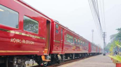 Der Royal Blossom verbindet gehobenen Reisekomfort mit ausgewählten Ausflugszielen in mehreren thailändischen Provinzen. Bild: State Railway of Thailand