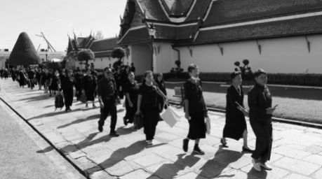 Trauernde strömen am ersten Tag der öffentlichen Kondolenzbekundungen über das Gelände des Großen Palastes, um der verstorbenen Prinzessin Bajrakitiyabha die letzte Ehre zu erweisen. Foto: epa/Rungroj Yongrit