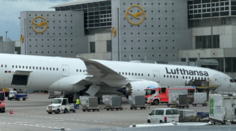 Eine Lufthansa-Maschine "Dreamliner " liegt auf dem Bug vor einem Terminal am Frankfurter Flughafen, nachdem das Bugfahrwerk eingeknickt war. Mitarbeiter wurden bei dem Vorfall verletzt. Foto: Mike Seeboth/dpa