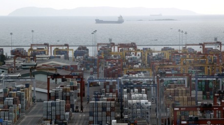Container im Hafen von Laem Chabang: Thailand gehört zu den Ländern, die von den neuen US-Einfuhrzöllen betroffen sind. Archivbild: epa/Rungroj Yongrit