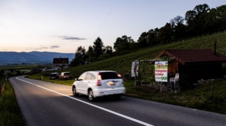 Ein Plakat der Schweizerischen Volkspartei wirbt für die Initiative „Keine 10-Millionen-Schweiz“. Am 14. Juni stimmen die Bürger über die Vorlage ab. Foto: Jean-Christophe Bott/epa/dpa