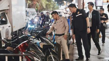Mitarbeiter verschiedener Behörden kontrollieren abgestellte Motorräder entlang der Beach Road und prüfen die Einhaltung der Parkvorschriften. Bild: PR Pattaya