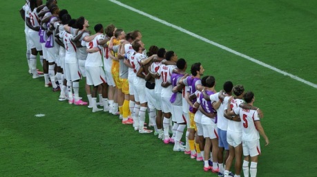Englands Spieler feiern mit ihren Fans den Viertelfinalssieg gegen Norwegen beim WM-Viertelfinale in Miami. Foto: epa/Cristobal Herrera-ulashkevich