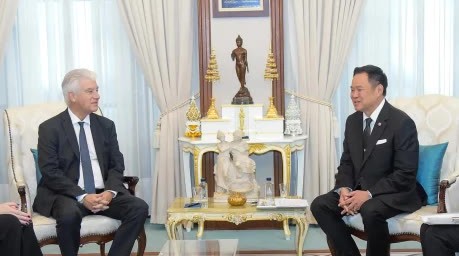 Premierminister Anutin Charnvirakul (r.) empfing den deutschen Botschafter Ernst Wolfgang Reichel (l.) zu dessen Abschiedsbesuch in Bangkok. Foto: Thairath