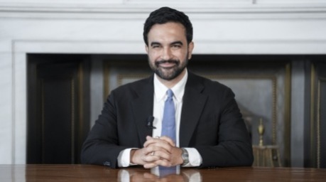 Zohran Mamdani hält im New Yorker Rathaus eine Rede zum 250. Jahrestag der Unabhängigkeitserklärung der USA. Foto: EPA/Anna Connors/pool