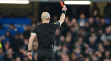 Anthony Taylor zeigt während des Premier-League-Spiels zwischen Chelsea und West Ham United die Rote Karte. Foto: EPA/Neil Hall