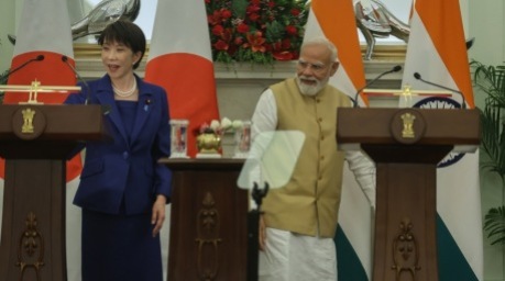 Narendra Modi und Sanae Takaichi nach ihrer gemeinsamen Presseerklärung in Neu-Delhi. Foto: EPA/Rajat Gupta