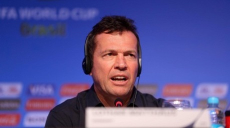 Der ehemalige deutsche Fußballnationalspieler Lothar Matthaeus mit seinem Buch 'Ganz oder gar nicht' in einer Buchhandlung in Berlin. Archivfoto: epa/Rainer Jensen