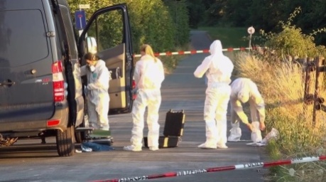 Nach einer tödlichen Gewalttat in Hünfelden bereitet die Spurensicherung ihren Einsatz am Tatort vor. Foto: Sascha Ditscher/dpa