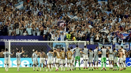Argentiniens Spieler feiern nach dem 3:2-Sieg gegen Kap Verde im WM-Sechzehntelfinale mit ihren Fans. Foto: EPA/Ronald Wittek