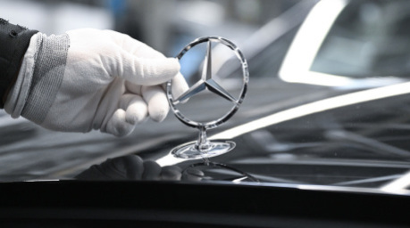 Ein Mercedes-Benz Arbeiter montiert im Mercedes-Benz Werk Sindelfingen in der Factory 56 einen Mercedes Stern auf ein Fahrzeug der S-Klasse. Foto: Bernd Weißbrod/dpa