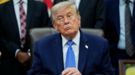 Donald Trump spricht im Oval Office des Weißen Hauses über den Bericht der Kommission für Religionsfreiheit. Foto: EPA/Aaron Schwartz/pool