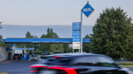 Preise für Kraftstoffe sind an einer Tankstelle am frühen Morgen angezeigt. Foto: Thomas Banneyer/dpa