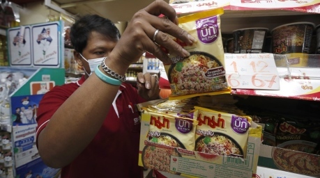 Viele Thais wünschen sich von der Regierung eine Preiskontrolle für Konsumgüter. Foto: epa/Runfroj Yongrit