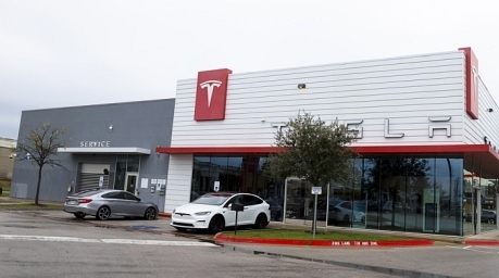 Ein Tesla ist vor dem Tesla Service Center geparkt.  Foto: EPA-EFE/ADAM DAVIS