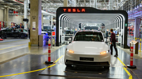 In der Gigafactory Berlin-Brandenburg rollen Fahrzeuge vom Typ Tesla Model Y bei der Endkontrolle vom Band. Foto: Patrick Pleul/dpa