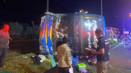 Der Reisebus aus Surat Thani kam von der Fahrbahn ab, prallte gegen die Mitteltrennung und kippte auf die Seite. Bild: FM91 Trafficpro