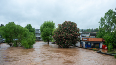 Das Hochwasser der Theel hat Teile der Innenstadt von Lebach überflutet. oto: Harald Tittel/dpa