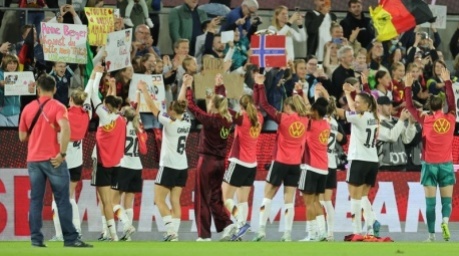 Die deutsche Mannschaft jubelt nach dem Sieg vor den Fans. Das Spiel endete 2:0. Foto: Rolf Vennenbernd/dpa