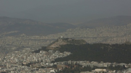 Saharastaub hüllt den Himmel über Athen in einen orangefarbenen Schleier. Warme Luftmassen aus Afrika sorgten zudem für ungewöhnlich hohe Temperaturen. Foto: Orestis Panagiotou/epa